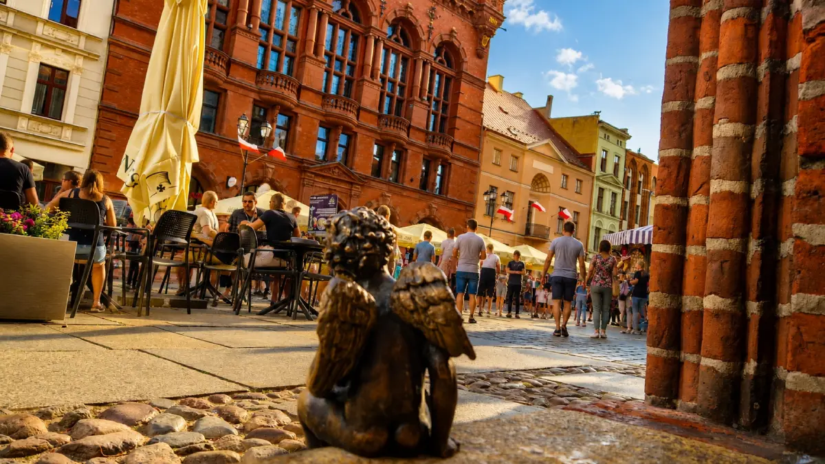 Detal architektoniczny – aniołek przy Ratuszu Staromiejskim w Toruniu
