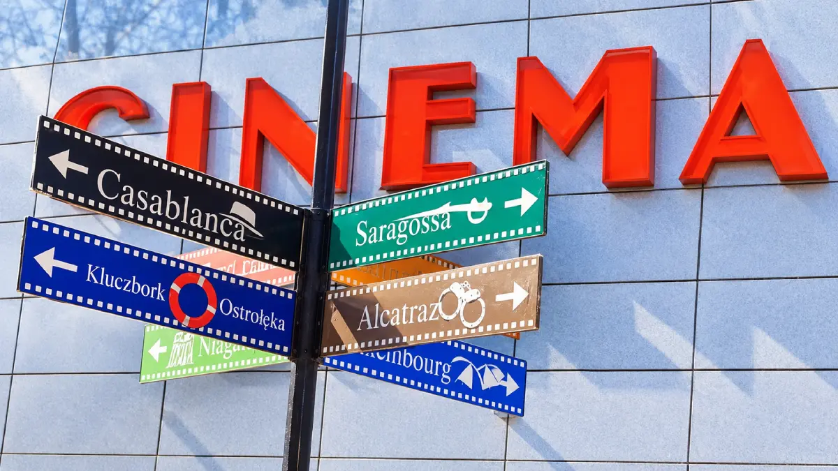 Tablica Droga na Ostrołękę przy kinie Toruniu – nawiązanie do filmu Rejs