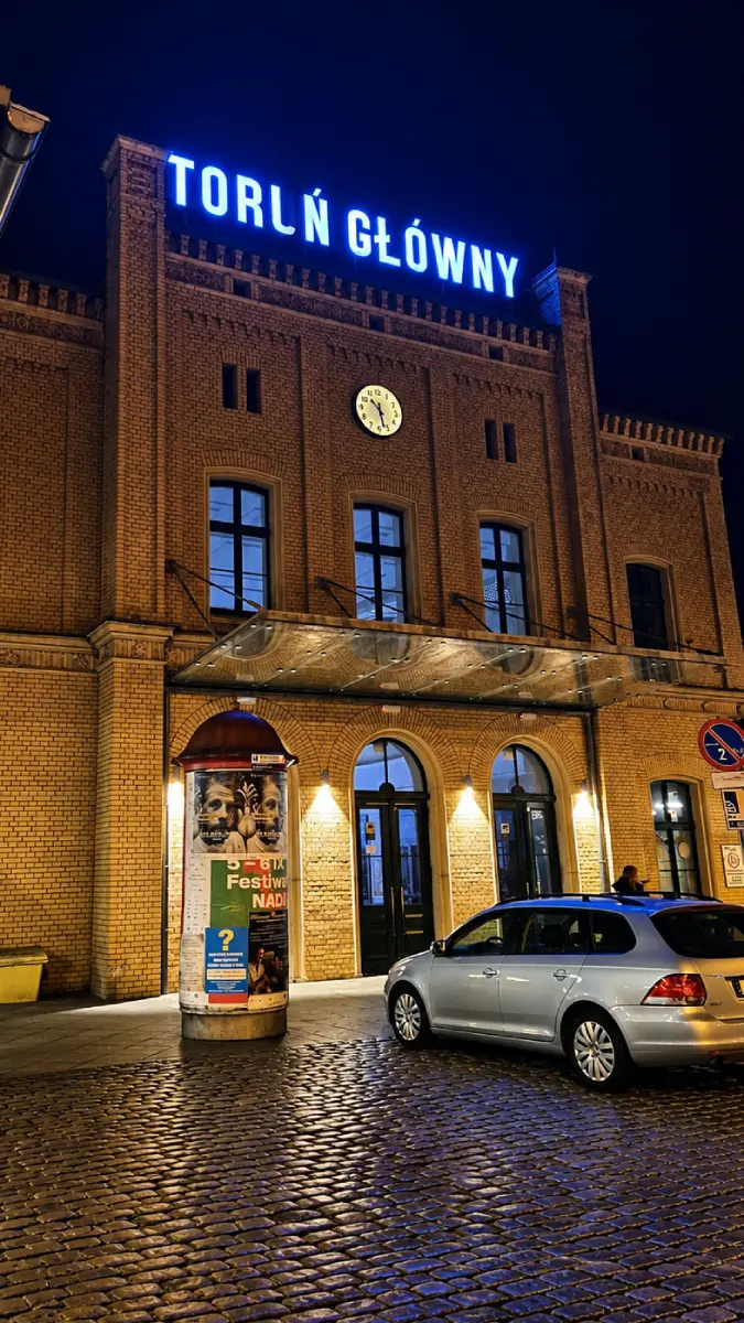 Zrewitalizowany, zabytkowy gmach dworca kolejowego Toruń Główny okiem mieszkańca