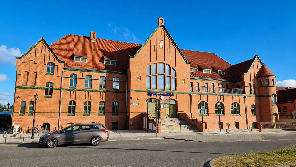 Odrestaurowany neogotycki gmach dworca kolejowego PKP Toruń Wschodni