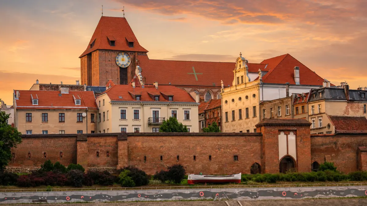 Monumentalna gotycka wieża Katedry św. Janów w Toruniu widziana z ulicy Żeglarskiej