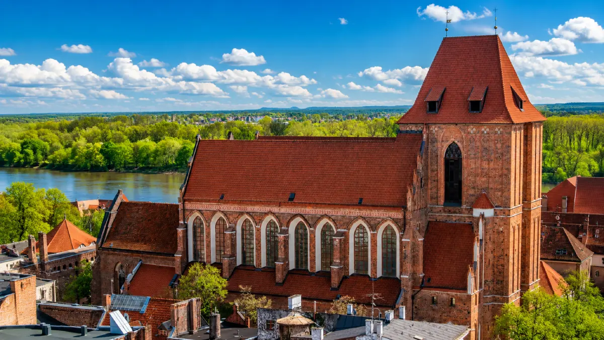Panorama toruńskiej Starówki z potężną bryłą Katedry św. Janów widziana z wieży Ratusza Staromiejskiego