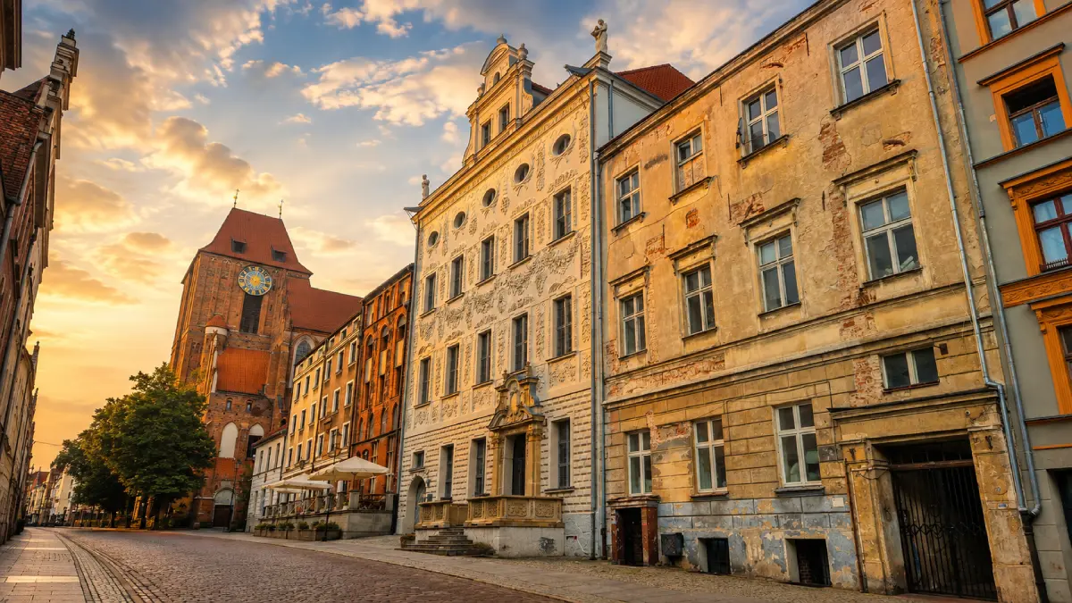 Katedra św. Janów w Toruniu widziana wzdłuż traktu ulicy Żeglarskiej