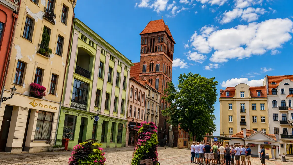 Strzelista wieża i prezbiterium Kościoła pw. św. Jakuba w Toruniu w słońcu
