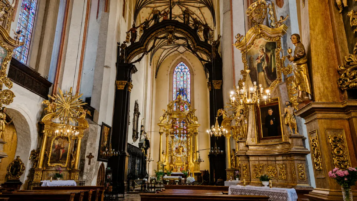 Zabytkowy ołtarz główny i stalle w prezbiterium Kościoła Mariackiego w Toruniu