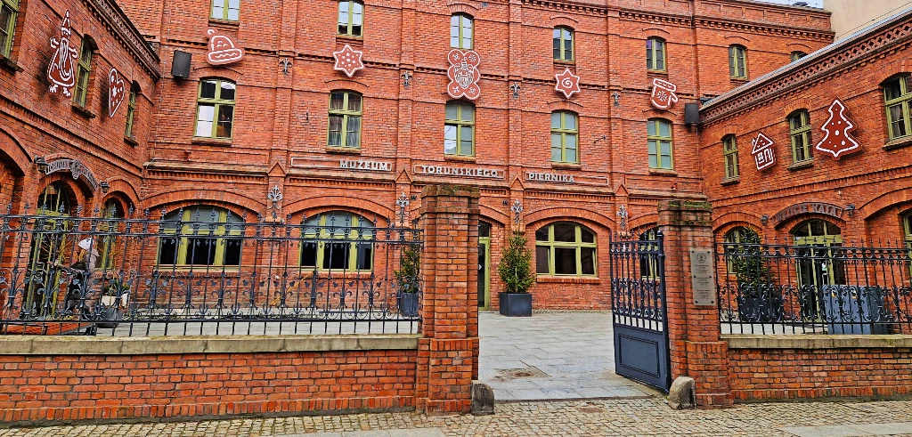 Zabytkowy budynek dawnej fabryki Gustava Weese z fasadą i wejściem do Muzeum Toruńskiego Piernika