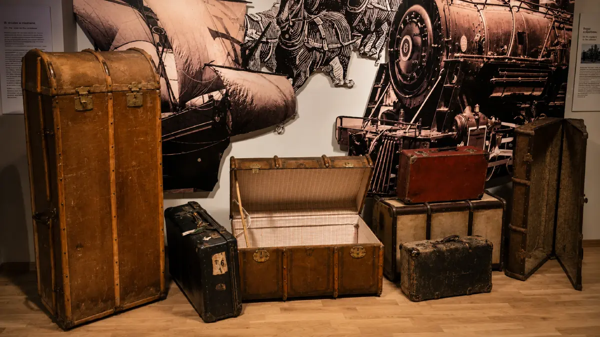 Zabytkowe kufry podróżne w Muzeum Podróżników w Toruniu