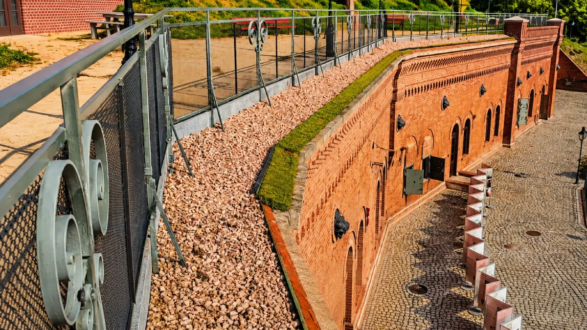 Ceglana fasada i zielony dach Muzeum Twierdzy Toruń