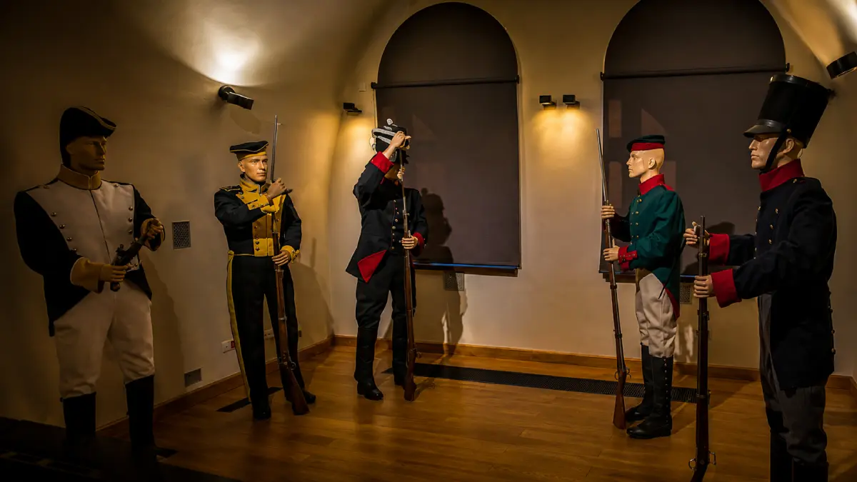 Zbroje, mundury i zbiory militarne na ekspozycji