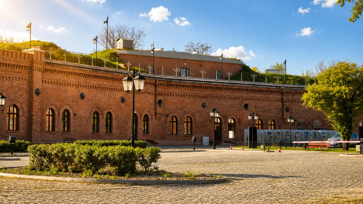 Militarne mury i wejście do Muzeum Twierdzy Toruń