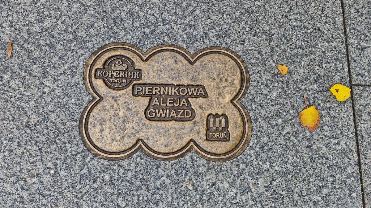 Piernikowa Aleja Gwiazd na Rynku Staromiejskim przed Dworem Artusa w Toruniu – tablice w kształcie katarzynek