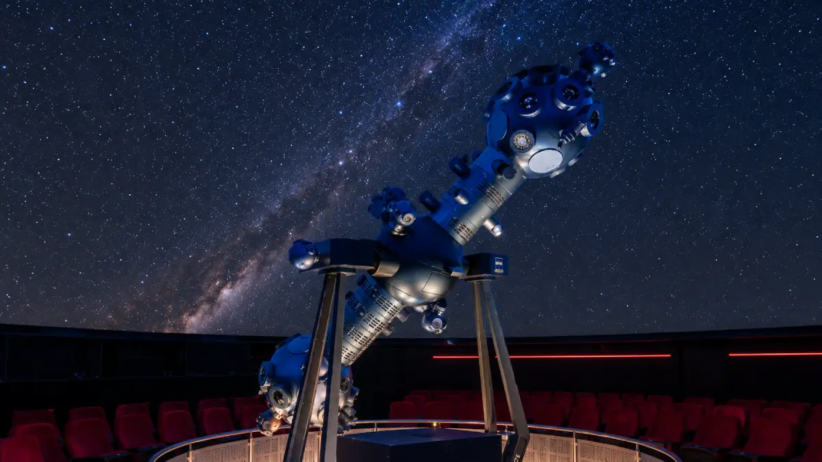 Charakterystyczny okrągły budynek Planetarium w Toruniu z kopułą