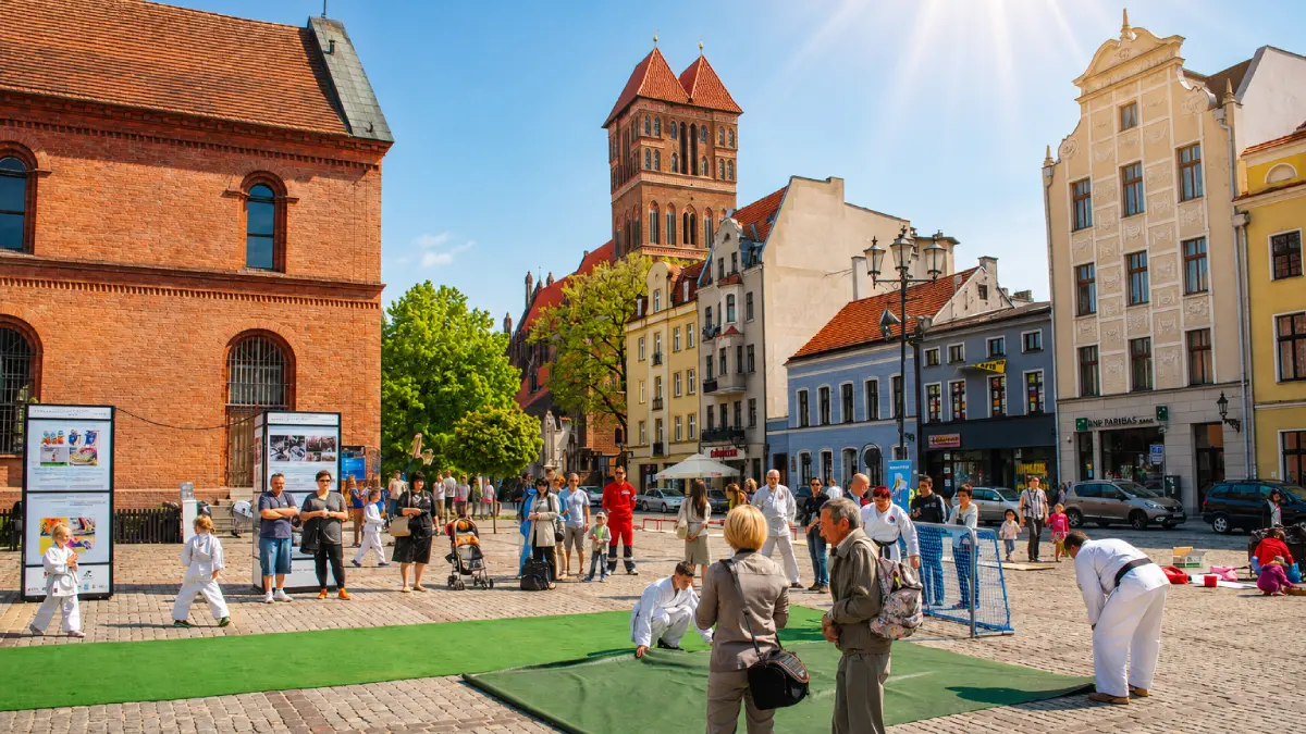 Rynek Nowomiejski w Toruniu z dawnym zborem ewangelickim pośrodku