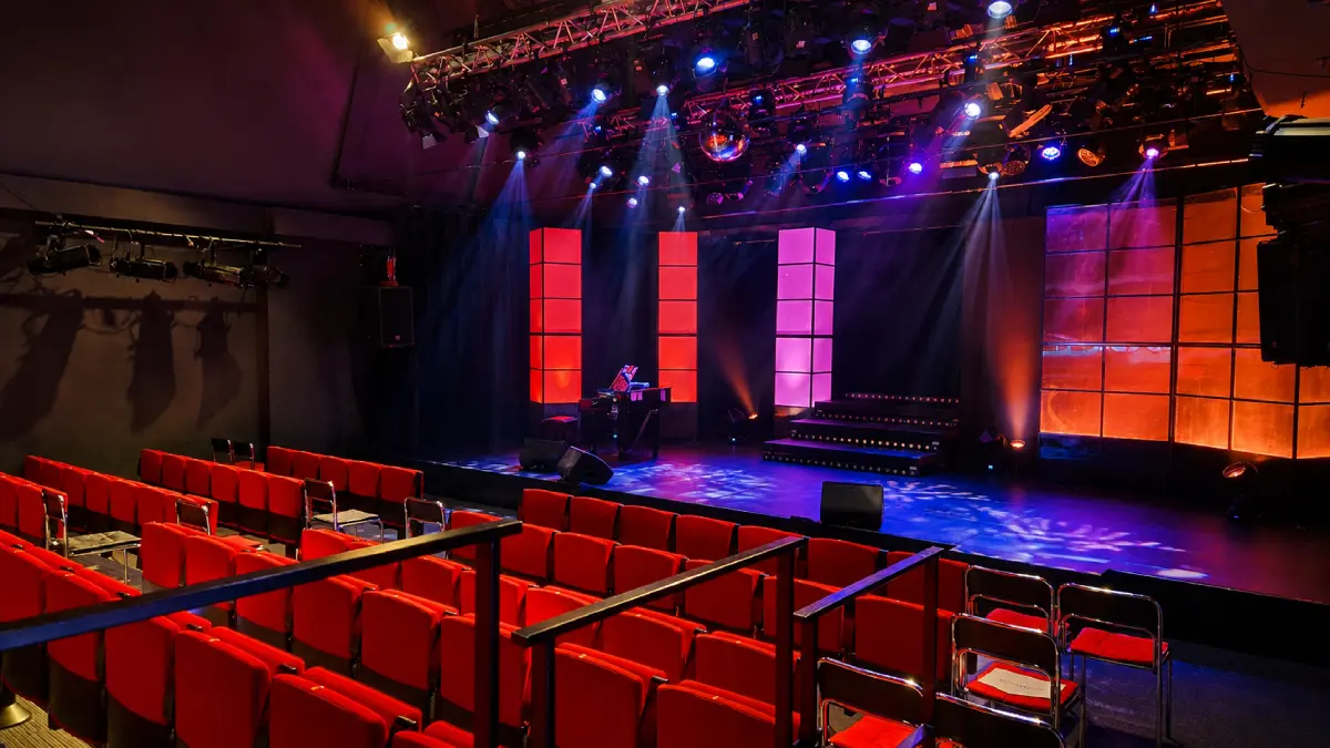 Kameralna sala widowiskowa i scena Kujawsko-Pomorskiego Teatru Muzycznego w Pałacu Dąmbskich w Toruniu