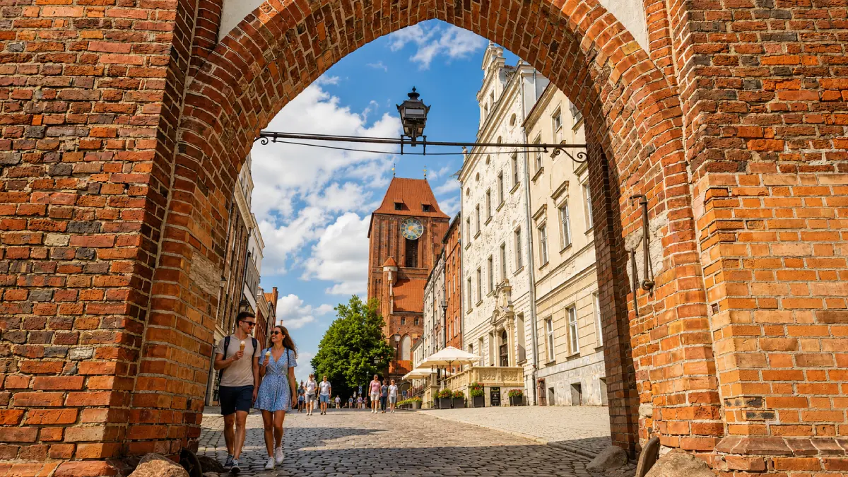 Widok na wieżę Katedry św. Janów w Toruniu od strony Bramy Żeglarskiej